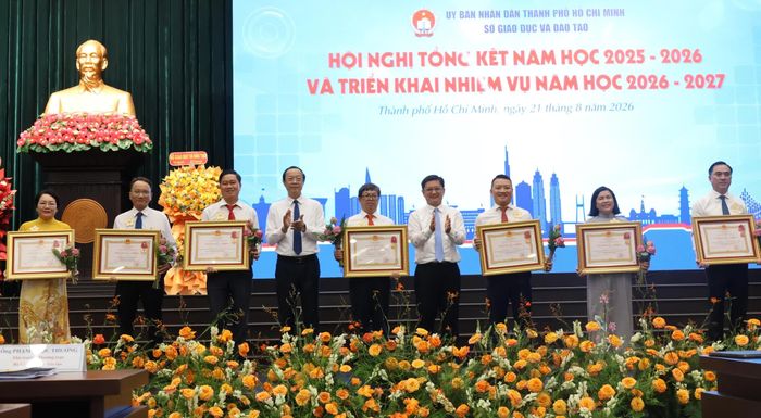 Thứ trưởng Thường trực Bộ GD-ĐT Phạm Ngọc Thưởng và Phó Chủ tịch UBND TP. HCM Nguyễn Mạnh Cường tặng Huân chương Lao động cho cá nhân có thành xuất sắc trong công tác.