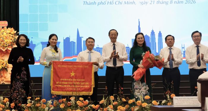 Sở GD-ĐT TP. HCM nhận Cờ thi đua của Bộ GD-ĐT.