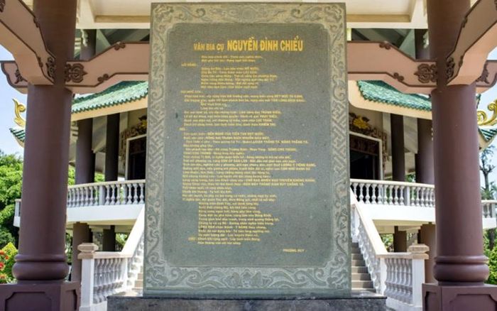 Khu di tích lăng mộ Nguyễn Đình Chiểu tại tỉnh Bến Tre cũ, nay là tỉnh Vĩnh Long. Ảnh sưu tầm