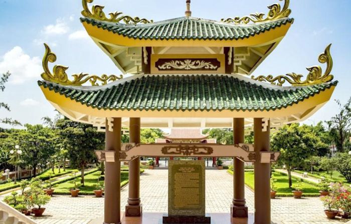 Khu di tích lăng mộ Nguyễn Đình Chiểu tại tỉnh Bến Tre cũ, nay là tỉnh Vĩnh Long. Ảnh sưu tầm