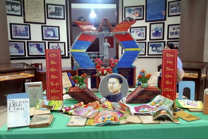 Khu di tích lăng mộ Nguyễn Đình Chiểu tại tỉnh Bến Tre cũ, nay là tỉnh Vĩnh Long. Ảnh sưu tầm