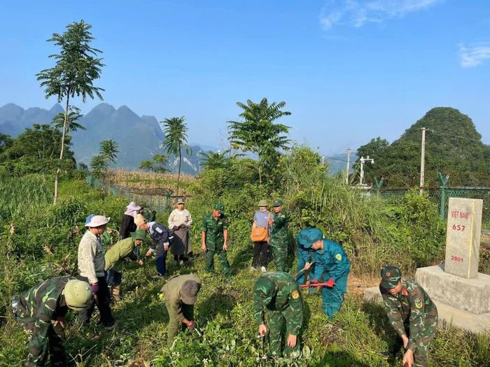 Cán bộ, chiến sĩ Đồn Biên phòng Cửa khẩu Pác Bó cùng nhân dân phát quang đường biên, cột mốc.