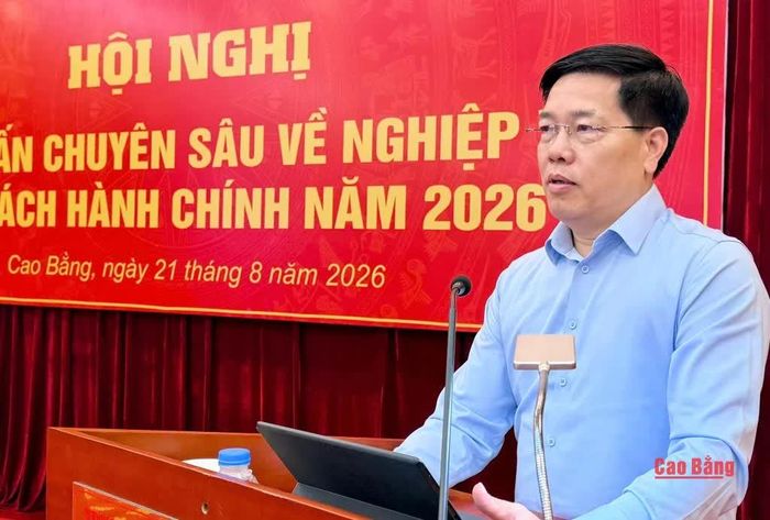Vụ trưởng Vụ CCHC, Bộ Nội vụ Phạm Minh Hùng trình bày nội dung tại hội nghị.