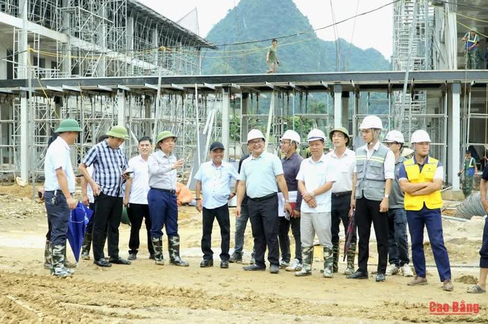 Chủ tịch UBND tỉnh Lê Hải Hòa kiểm tra tại công trường xây dựng Trường Phổ thông nội trú Tiểu học và THCS Đức Long.