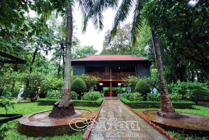 Nhà sàn là nơi sinh sống và làm việc của Bác trong khuôn viên Phủ Chủ tịch tại Hà Nội.