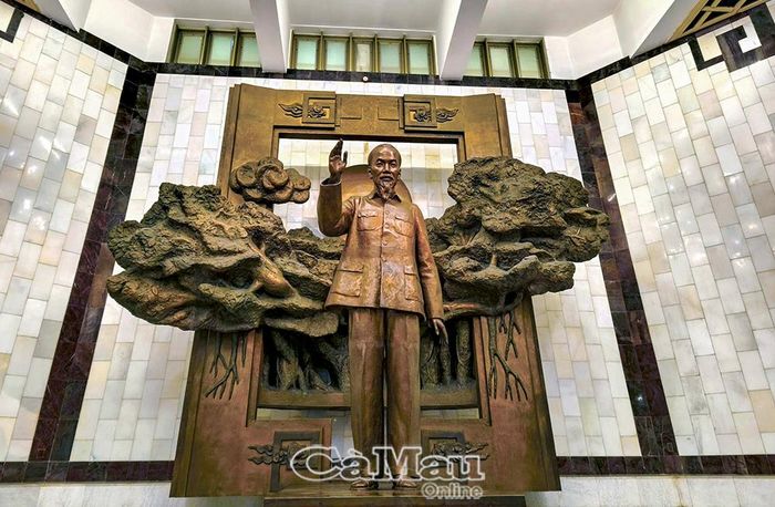 Tượng Chủ tịch Hồ Chí Minh tại gian Mở đầu của bảo tàng.