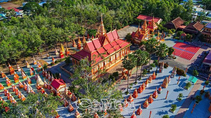 Chùa Xiêm Cán sở hữu nét kiến trúc Angkor vô cùng độc đáo.