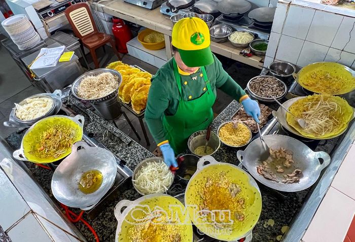 Món bánh xèo của quán A Mật được du khách ưa thích mỗi khi ghé thăm vườn nhãn.