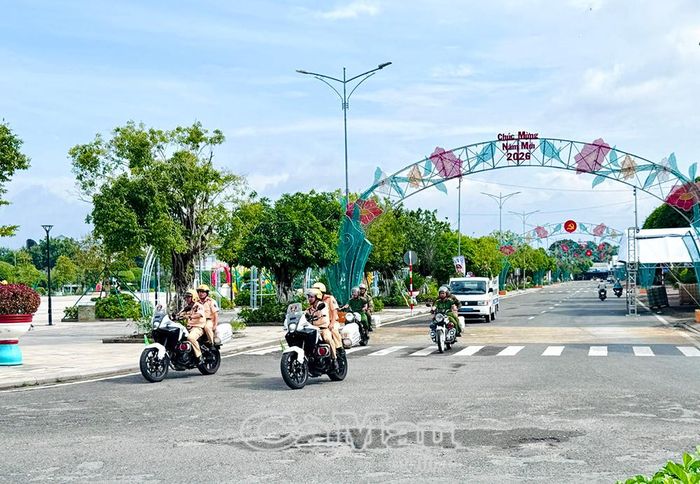 Chủ động phân luồng, điều tiết giao thông tại khu vực Quảng trường Hùng Vương.
