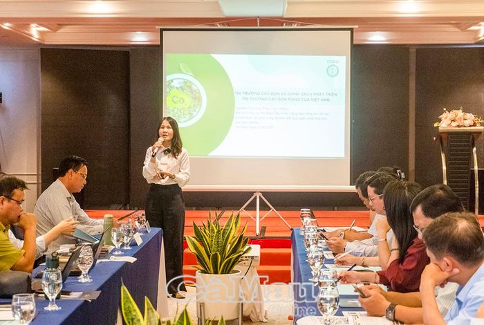 Bà Nghiêm Phương Thuý, Cục Lâm nghiệp và Kiểm lâm, Bộ Nông nghiệp và Môi trường, trình bày về thị trường carbon và chính sách phát triển thị trường carbon của rừng Việt Nam.