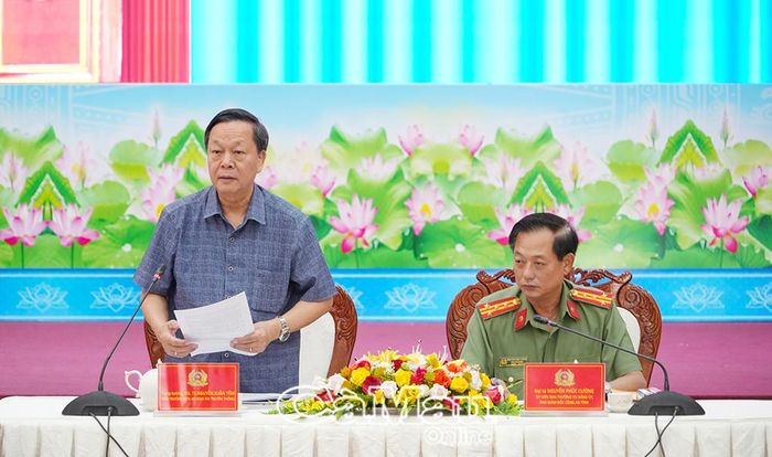  Trung tướng, GS.TS Nguyễn Xuân Yêm, Viện trưởng Viện An ninh phi truyền thống, Đại học Quốc gia Hà Nội, nhấn mạnh các giải pháp đảm bảo an ninh kinh tế, an sinh xã hội và phát triển bền vững trên địa bàn tỉnh Cà Mau trong tình hình mới.