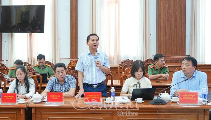  Ông Nguyễn Thanh Sang, Phó Hiệu trưởng Trường Đại học Bạc Liêu, tham luận về công tác đào tạo nguồn nhân lực và quan tâm đầu tư hạ tầng kinh tế.
