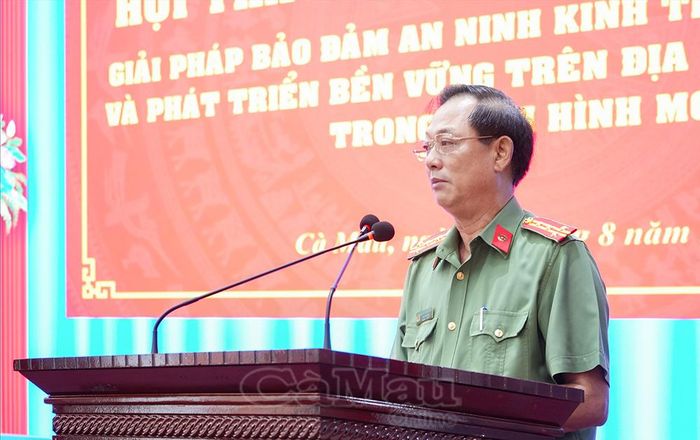  Đại tá Nguyễn Phúc Cường, Phó Giám đốc Công an tỉnh Cà Mau, phát biểu tại Hội thảo, nhấn mạnh yêu cầu tăng cường phối hợp, chủ động nhận diện và phòng ngừa các nguy cơ đe dọa an ninh kinh tế.