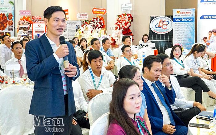 Đại biểu trao đổi, đặt câu hỏi với các diễn giả tại Toạ đàm “Thực chiến trong quản trị kinh doanh”.