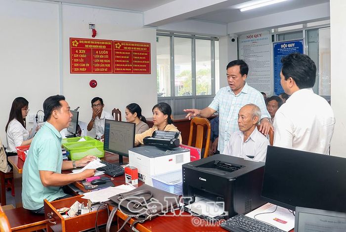 Đoàn khảo sát hoạt động của Trung tâm Phục vụ hành chính công tại trụ sở UBND xã Tân Thuận.