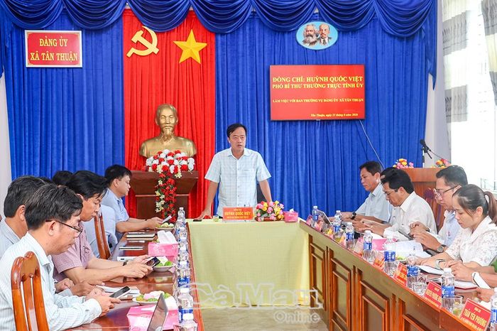 Đồng chí Huỳnh Quốc Việt, Phó Bí thư Thường trực Tỉnh uỷ, phát biểu định hướng tại buổi làm việc với Đảng uỷ xã Tân Thuận.