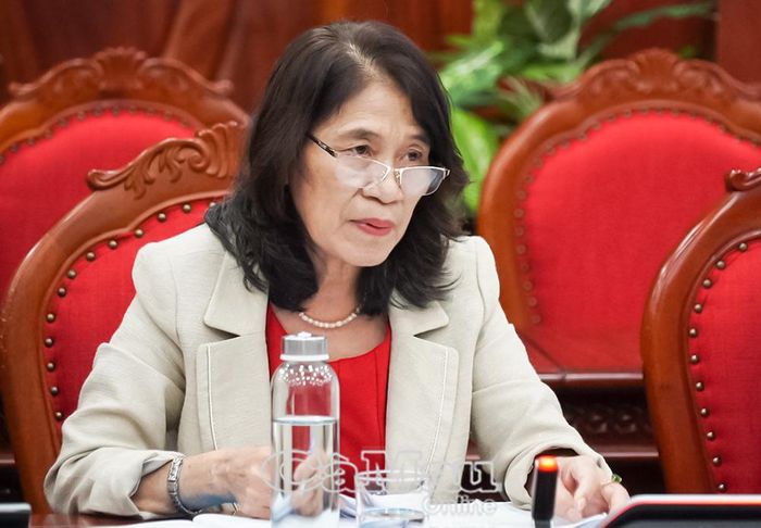 Bà Nguyễn Thị Kim Tuyến, đại diện Công ty Toàn Cầu, trao đổi về khoản công nợ tại cuộc họp. Khoản nợ doanh nghiệp xác nhận không được sự đồng thuận của đa số HTX, hộ dân.