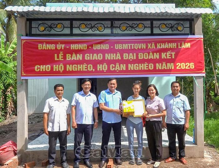 Đại diện lãnh đạo chính quyền địa phương bàn giao nhà cho hộ ông Danh Văn Lel, Ấp 10, xã Khánh Lâm.