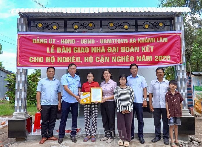 Đại diện lãnh đạo chính quyền địa phương bàn giao nhà cho hộ ông Danh Văn Tính, Ấp 10, xã Khánh Lâm.
