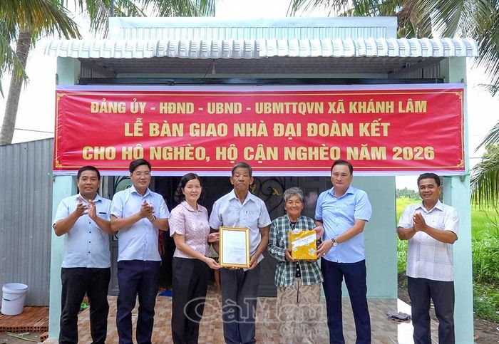 Đại diện lãnh đạo chính quyền địa phương bàn giao nhà cho hộ ông Danh Văn Quới, Ấp 10, xã Khánh Lâm.