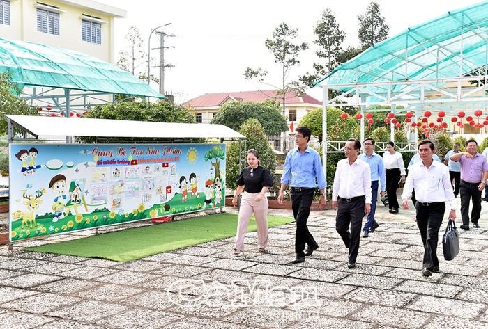  Chủ tịch HĐND tỉnh Phạm Văn Thiều khảo sát cơ sở vật chất Trường Mầm non Phước Long.