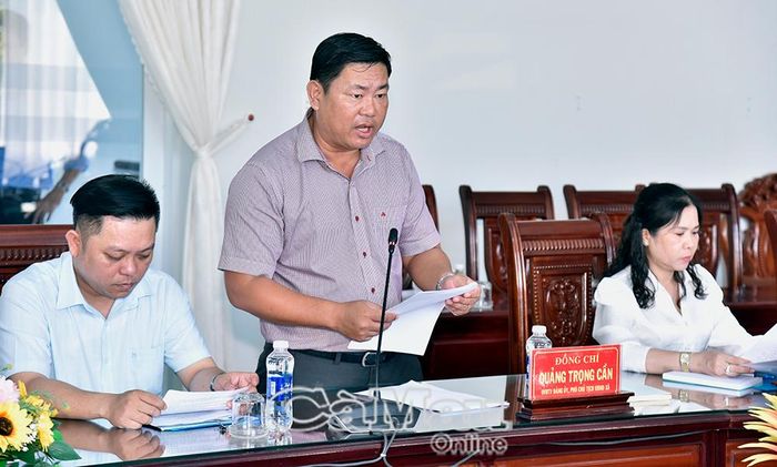 Đồng chí Quảng Trọng Cần, Phó Chủ tịch UBND xã Phước Long, báo cáo tình hình chuẩn bị năm học mới trên địa bàn.