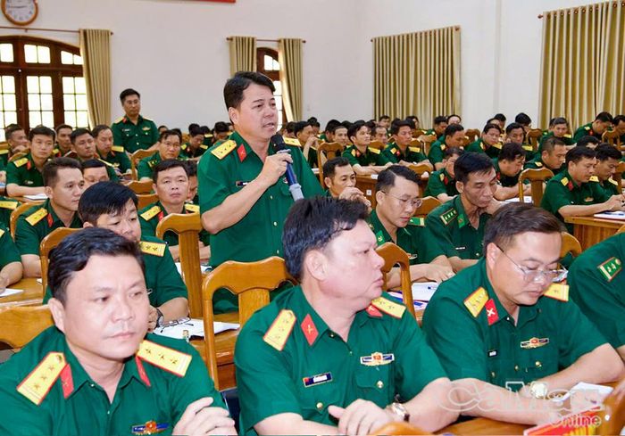 Thượng tá Nguyễn Văn Ân, Chính uỷ Trung đoàn BB46, phát biểu đóng góp những giải pháp thiết thực nhằm nâng cao chất lượng thực hiện Quy chế dân chủ ở cơ sở.