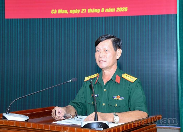 Đại tá Lê Quang Luật, Phó Chính uỷ Bộ CHQS tỉnh Cà Mau, báo cáo kết quả thực hiện Quy chế dân chủ ở cơ sở năm 2026, khẳng định những chuyển biến tích cực trong phát huy quyền làm chủ của cán bộ, chiến sĩ.