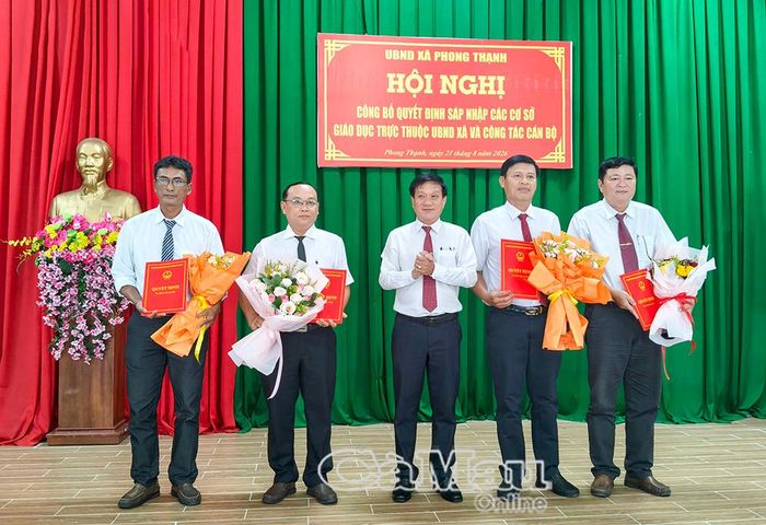 Đồng chí Lê Thống Nhất, Chủ tịch HĐND xã Phong Thạnh (giữa), trao quyết định về công tác cán bộ cho lãnh đạo các trường trên địa bàn.