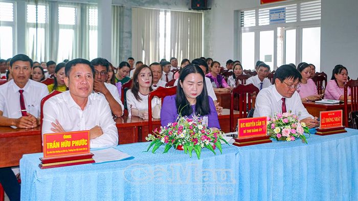 Đại biểu tham dự hội nghị công bố quyết định sáp nhập các cơ sở giáo dục tại xã Phong Thạnh.
