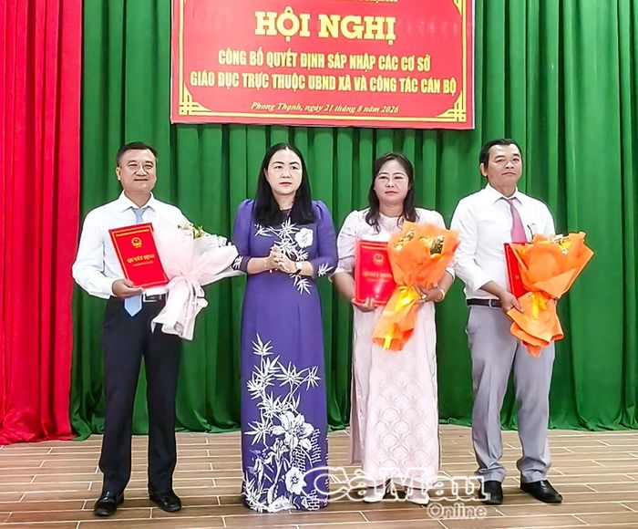 Đồng chí Nguyễn Cẩm Tú, Bí thư Đảng uỷ xã Phong Thạnh (thứ hai từ trái sang), trao quyết định về công tác cán bộ cho lãnh đạo các trường trên địa bàn.