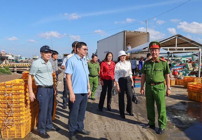 Đoàn công tác khảo sát thực tế tại khu vực cửa biển xã Gành Hào. Xã Gành Hào có nhiều lợi thế về biển và hệ thống sông ngòi, tạo dư địa phát triển kinh tế biển, thuỷ sản, dịch vụ và đô thị ven biển.