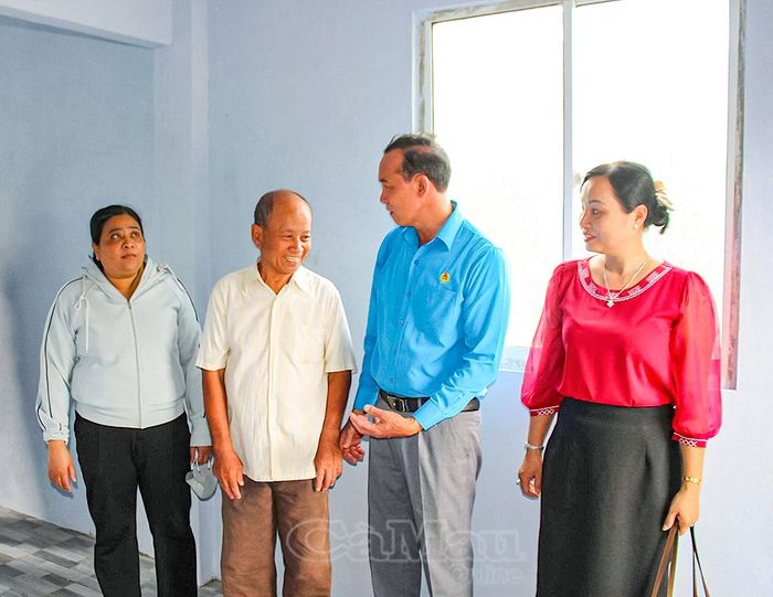 Chủ tịch Liên đoàn Lao động tỉnh Cà Mau Lý Công Bắc cùng lãnh đạo xã Hoà Bình thăm nhà mới, động viên các gia đình tiếp tục nỗ lực lao động sản xuất, phát triển kinh tế.