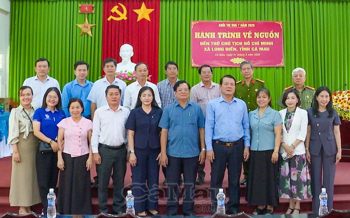 Khối thi đua 7 tỉnh Cà Mau chụp ảnh lưu niệm với lãnh đạo xã Long Điền.