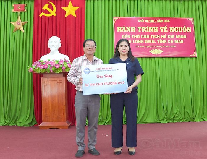 Ông Trà Văn Bắc, Phó Chủ tịch Liên hiệp các Tổ chức hữu nghị tỉnh trao 2 tivi tặng các trường học ở xã Long Điền.