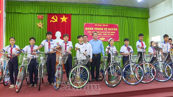 Chánh Thanh tra tỉnh Hoàng Phương Thảo (áo trắng) và Bí thư Đảng uỷ, Chủ tịch HĐND xã Long Điền Nguyễn Nam Quân (áo xanh) trao xe đạp cho học sinh.