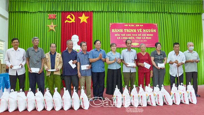 Bà Trần Thị Thuý Phượng, Phó Chủ tịch Liên hiệp các Hội Khoa học và Kỹ thuật tỉnh, Khối trưởng Khối thi đua 7 (thứ 6 từ phải sang) và ông Nguyễn Văn Hoà, Chủ tịch Liên hiệp các Tổ chức hữu nghị tỉnh (thứ 7 từ phải sang), trao quà cho các gia đình có công với cách mạng.