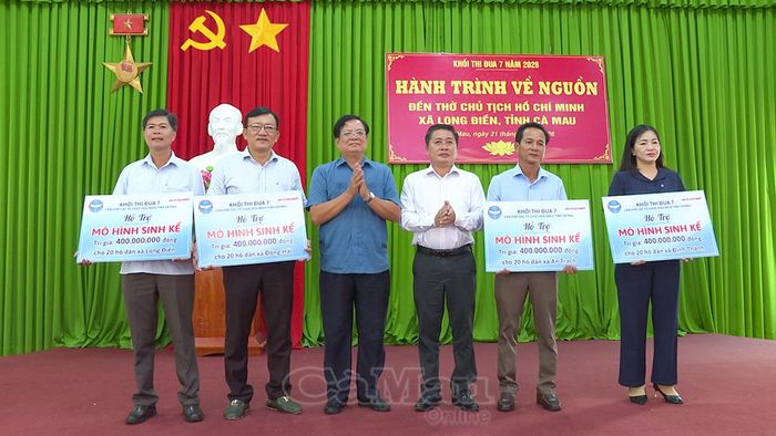 Chánh Thanh tra tỉnh Hoàng Phương Thảo (thứ ba từ phải sang) và ông Nguyễn Văn Hoà, Chủ tịch Liên hiệp các Tổ chức hữu nghị tỉnh (thứ ba từ trái sang) trao bảng tượng trưng hỗ trợ mô hình sinh kế cho các địa phương.