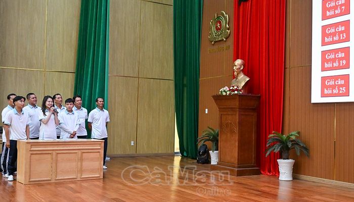 Phần thi lý thuyết của đội Tổ liên gia an toàn PCCC xã Phước Long.
