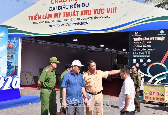 Lực lượng công an và UBND phường Bạc Liêu trao đổi phương án bảo đảm trật tự, an toàn giao thông trong thời gian diễn ra sự kiện.