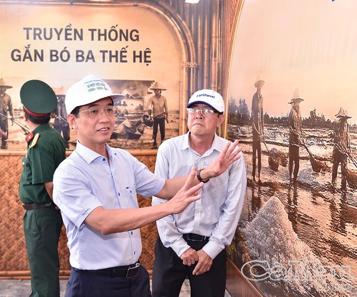 Phó Bí thư Tỉnh uỷ Hồ Thanh Thuỷ gợi ý nội dung trưng bày cho không gian quảng bá nghề làm muối.