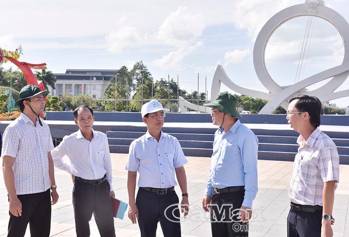 Phó Bí thư Tỉnh uỷ Hồ Thanh Thuỷ (giữa) và Phó Chủ tịch UBND tỉnh Ngô Vũ Thăng (thứ hai từ phải sang) kiểm tra khu vực trình diễn khinh khí cầu tại Quảng trường Hùng Vương.