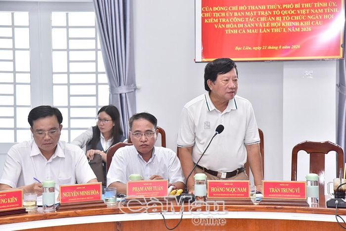 Đại diện Công ty Chiến Thắng báo cáo tình hình chuẩn bị cho lễ chào cờ tại xã Đất Mũi và hoạt động trình diễn khinh khí cầu.