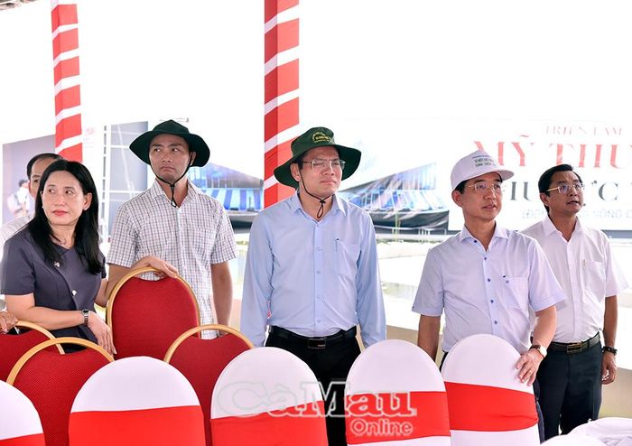 Lãnh đạo Tỉnh uỷ, UBND tỉnh kiểm tra khu vực sân khấu tổ chức Triển lãm Mỹ thuật đồng bằng sông Cửu Long lần thứ 30, tại khuôn viên Nhà hát Cao Văn Lầu.