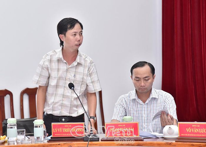 Phó Giám đốc Sở Văn hoá, Thể thao và Du lịch Lý Vỹ Triều Dương báo cáo việc điều chỉnh 2 hoạt động, gồm: không tổ chức lễ chào cờ tại Quảng trường Hùng Vương và dời địa điểm tổ chức Hội nghị Xúc tiến đầu tư tỉnh Cà Mau về Trung tâm Hội nghị tỉnh (cơ sở 2), phường An Xuyên.