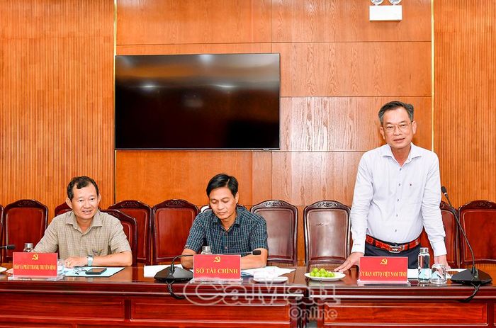 Đồng chí Nguyễn Văn Khởi, Phó Chủ tịch Uỷ ban MTTQ Việt Nam tỉnh Cà Mau, báo cáo tình hình phân bổ kinh phí thực hiện chương trình.