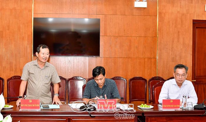 Nhà báo Ngô Minh Toàn, Phó Giám đốc Thường trực Báo và phát thanh, truyền hình Cà Mau, báo cáo tiến độ thực hiện phóng sự phục vụ Chương trình nghệ thuật kỷ niệm 81 năm Cách mạng Tháng Tám và Quốc khánh 2/9.