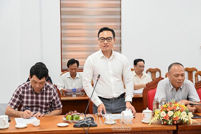 Đồng chí Nguyễn Ánh Dương, Phó Vụ trưởng Vụ Chính quyền địa phương, phát biểu tại buổi làm việc với xã Năm Căn.