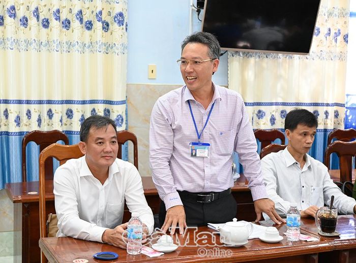 Đồng chí Nguyễn Đa Khoa, Phó Chủ tịch UBND Xã Trần Văn Thời, trình bày Đề án thành lập Phường Trần Văn Thời.