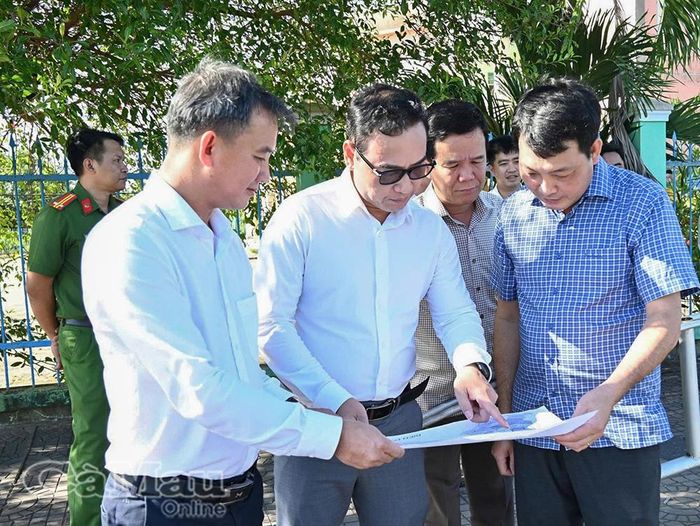 Đồng chí Nguyễn Ánh Dương, Phó Vụ trưởng Vụ Chính quyền địa phương, cùng Đoàn công tác nghiên cứu bản đồ hành chính Xã Trần Văn Thời, phục vụ đánh giá hiện trạng và các tiêu chí thành lập phường.